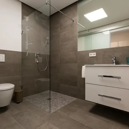 Boardinghouse E68 アパート